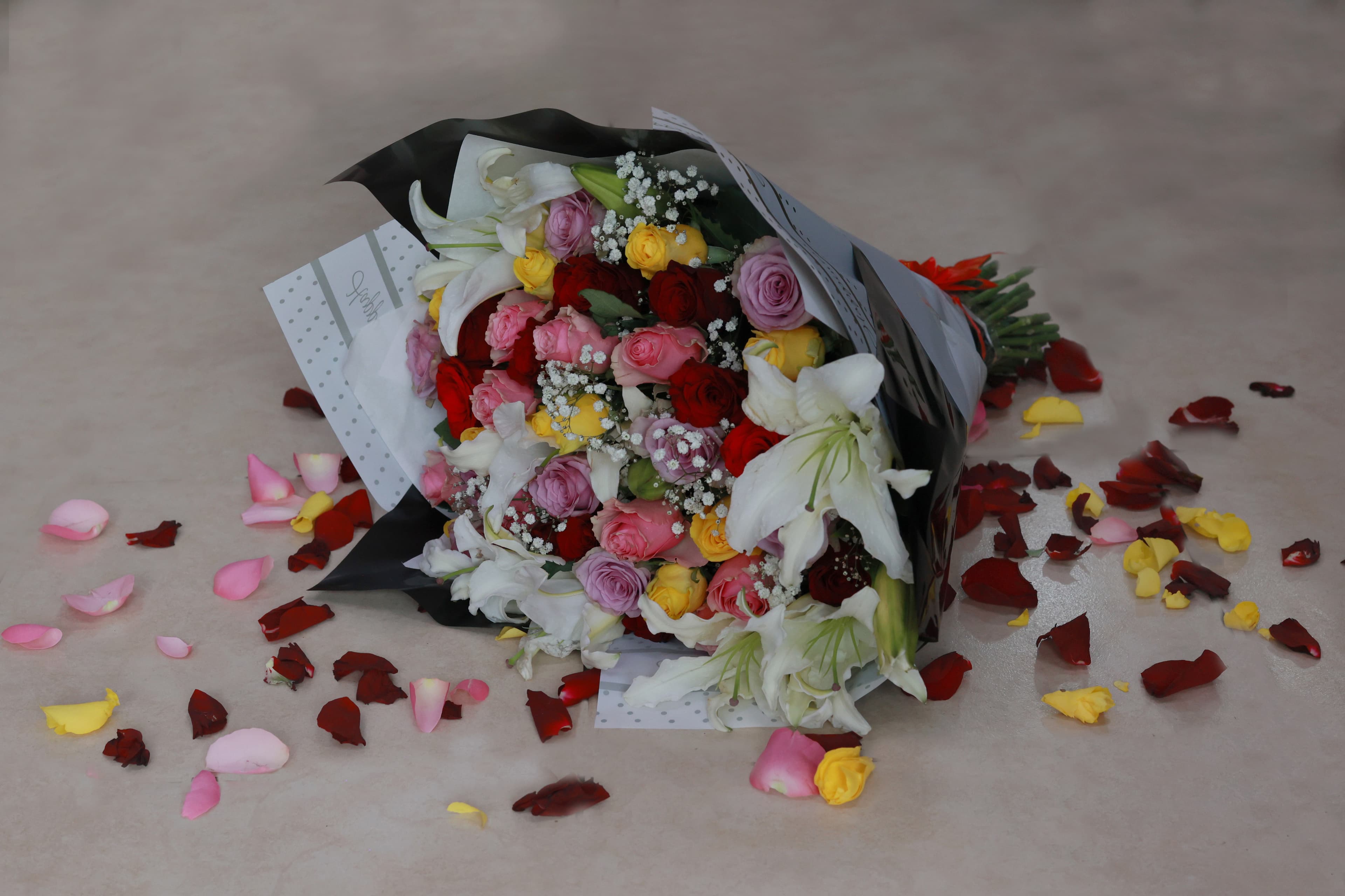 Romantic Mixed Roses and Lilies Bouquet